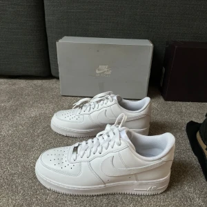 Airforce  - Säljer dessa helt nya airforce. Storlek 42,5, köp av mig för endast 899. Kvitto finns. Hör av dig vid frågor eller funderingar!