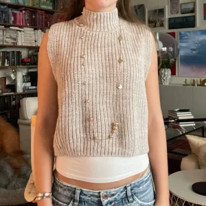 Kortärmad stickad tröja - Jätte söt stickad tröja, ser likadan ut på baksidan, skriv om ni vill ha fler bilder eller har frågor💓