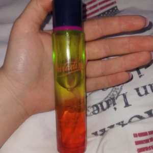 Parfym  - Säljer en parfym, den luktar super gott men kommer tyvärr inte till användning! Väldigt somrig doft, och fruktig, håller sig hela dagen! Flaskan är 50ml men det typ 40ml kvar. Säljer den för 50kr + frakt!