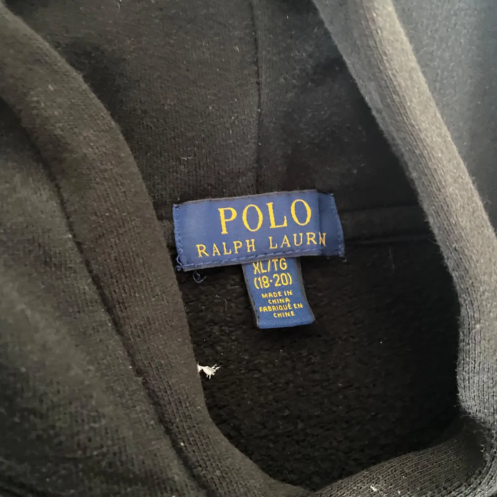 Säljer en svart hoodie från Polo Ralph Lauren. Den har en liten röd logga på bröstet och en stor ficka framtill. Perfekt för en avslappnad stil och passar till det mesta. Den är i bra skick och superbekväm! Står storlek 18-20 men det motsvar S. Tröjor & Koftor.