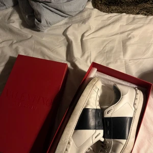 Valentino Skor - Valentino Garvanni Skor Calfskin Har box och allt  Lite slitna inuti 