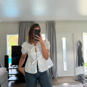 Blus  - Så fin blus som tyvärr inte blivit använd💕Står att det är strl 42 men passar mig som brukar ha S/M i tröjor.