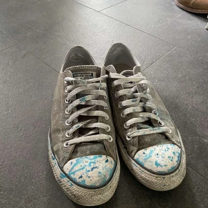 Converse paint splash - Ett par feta converse med paint splash i väldigt bra skick. Säljer då de inte kommer till användning, tveka inte att kontakta vid fler frågor 😊 