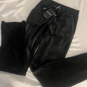 NYA Juicy Couture byxor  - Nya med prislappen på! Mjukis/byxor från Juicy Couture , storlek xs, kan passa s med! Köpta för 2000 kr