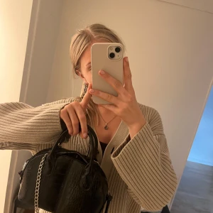 Skit snygg väska - Säljer nu min skit snygga svarta väska med ormskinns mönster då jag har för många, den kommer inte till användning. Inte mycket använd och därför i super fint skick. Går att ha både tvärs över kroppen, på axeln eller som handväska!💕