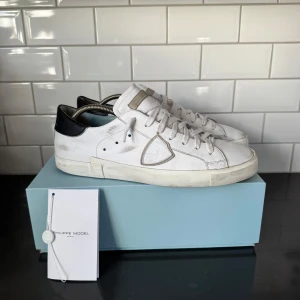Philippe Model skor - Skick: 7/10, Färg: Vit, Strolek: 45 Retail: 3500kr, Vårt pris: 2199kr