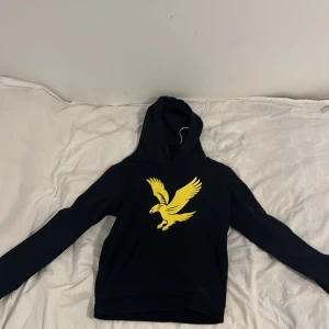 Lyle & Scoot hoodie - En Lyle & Scoot hoodie i storlek 12-13år, i färg svart/marinblå. Då den säljs för att den inte passar längre, pris kan diskuteras✅