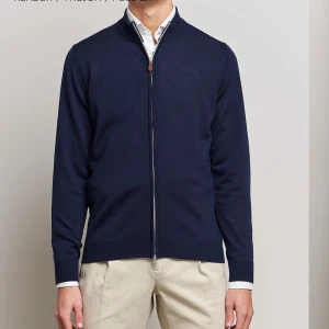 Stenströms merinoull fullzip färgen navy strl: L  - Säljer nu min Stenströms fullzip då den har blivit för liten. Den är i 9/10 skick, sitter väldigt slimmat så den skulle kunna passa till en M också. Har tyvärr inget kvitto men den är köpt på Stenströms hemsida. Dma vid fler frågor:)