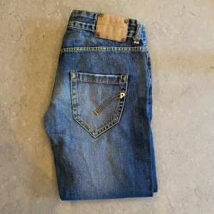Dondup jeans - Säljer nu dessa snygga jeans från Dondup! Modellen är slim, storlek 30. Nypris är ca 4000kr, pris kan diskuteras. Hör av er vid funderingar!