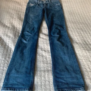 Blå jeans från Diesel - Säljer ett par snygga blå bootcut jeans från Diesel. De har en klassisk femficksdesign och en bekväm passform. Perfekta för vardagen , säljer pågrund av att de är lite för små för mig.Skriv för mått 💓