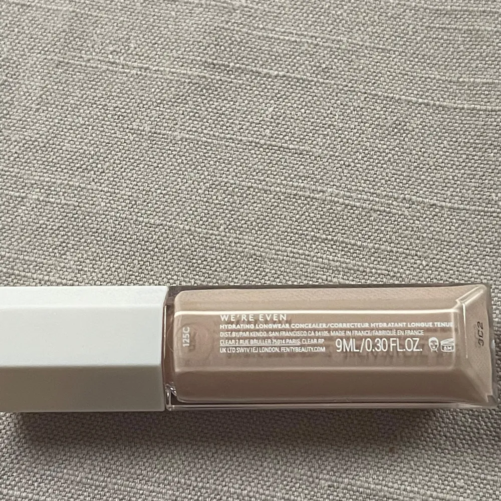 FENTY BEAUTY we’re Even Hydrating longwear concealer i färgen 125c. Använd 1 gång. . Skönhet.