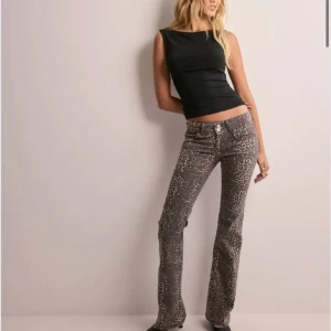 Leopardjeans Nelly - Leopardjeans från Nelly. Aldrig använda. Köpta på plick men var tyvärr för små för mig. 