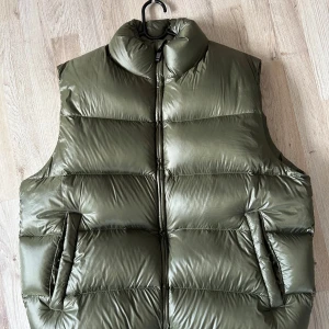 Zara väst - Väst från Zara  Storlek L  Väldigt svår att få tag i (slutsåld) Pris 500:-