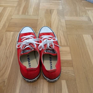Röda converse - Säljer mina supersnygga röda Converse. De är i storlek 38 och helt oanvända!