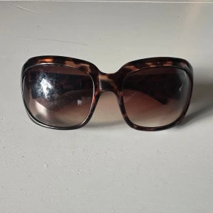 Solglasögon - Coola solglasögon, lite större i modell. Böjer sig fint runt huvudet, alltså inte så kantiga och med ”sportiga”. 