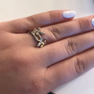 Guldfärgad ring med lövmönster -  Säljer en super fin guldring med detaljerat löv mönster jag säljer en väldigt väldigt väldigt billigt då den har lite missfärgningar pris går att få handlas ej äkta guld