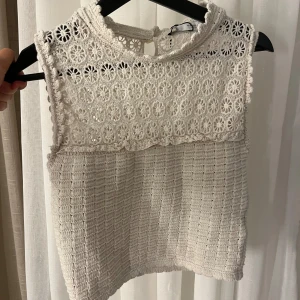 Stickad kortärmad topp - Gullig stickad kortärmad topp i brodyr mönster upptill från Zara i strl S. Använd fåtal gånger, toppen är i nyskick💓.
