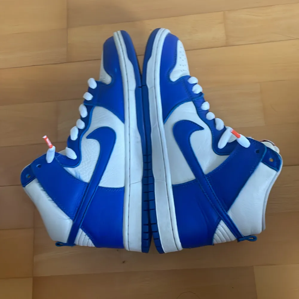 Säljer nu ett par riktigt feta nike sb dunks. Skick: 8,5/10. Box osv ingår ej. Vid frågor eller funderingar är det bara att höra av sig.😉💫. Skor.