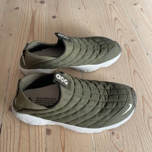 Nike skor - Quiltade gröna Nike ACG. Helt nya. Storlek 41. Ganska små i storlek.
