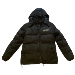 Hoodrich Jacka  - Skick: 7/10 finns 2 flaws men går enkelt att lämna in hos skräddare så kan dom fixa det! (Syns på dom två sista bilderna)  