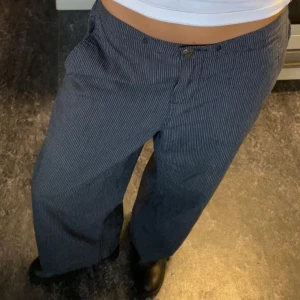 randig kostymbyxor - snygga lågmidjad randiga kostymbyxor!! med stretchig midja  innerben: 79cm    