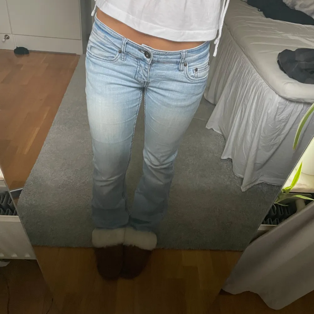 Jeans!❤️ Midja (rakt över): 38cm innerbenslängd: 79cm. Jeans & Byxor.