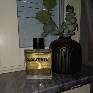 Manlig parfym - Hjälper min kille att rensa ut parfymer. Helt oandvänd dock saknas orginalförpackningen. Luktar väldigt fräscht. 