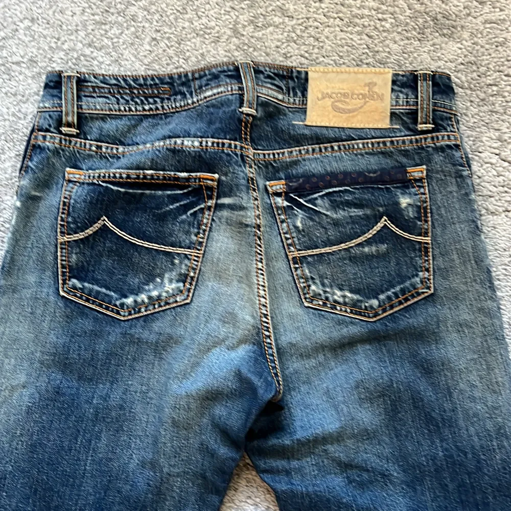 Säljer ny mina sjukt snygga Jacob Cohen jeans då jag växt ur dem. Skick 9/10, inga defekter.  Storleken är 33, passar dig som är runt 180-188. Tveka inte på o skicka om du har frågor! Pris kan diskuteras vid snabb affär.. Jeans & Byxor.