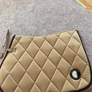 Schabrak  - Fint schabrak från JH collection. Det är OANVÄNT och kostar 80kr. (Kostade 100kr som ny) !!!Det finns även en huva i samma collection om någon är intresserad för den eller vill köpa båda ihop!!!