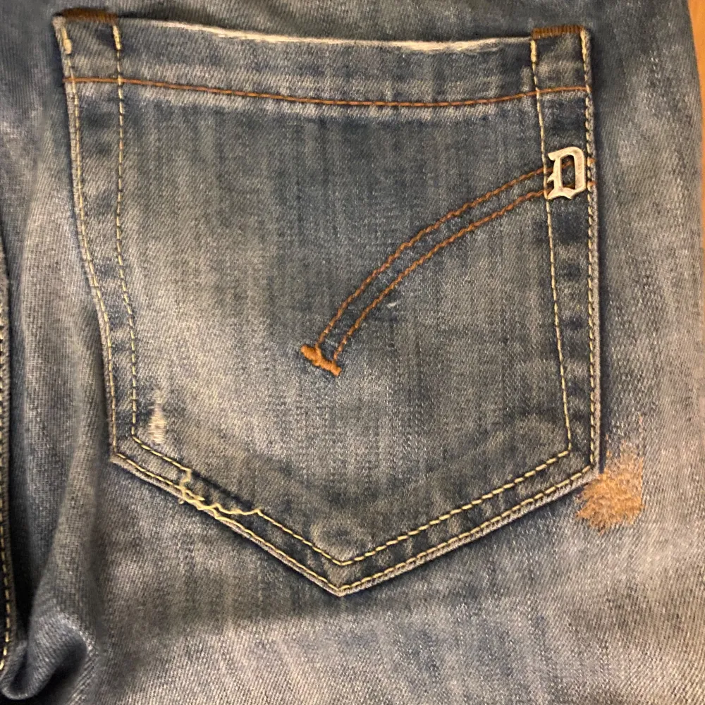 Dondup george | Grymt skick utan defekter | Size: 34 passar 33 | Nypris: 3 400kr, Mitt pris: 699 pris ej slaget i sten! | Fraktar dagen varan köps (00-22) | Hör av dig vid mindta fråga eller fundering🙌. Jeans & Byxor.