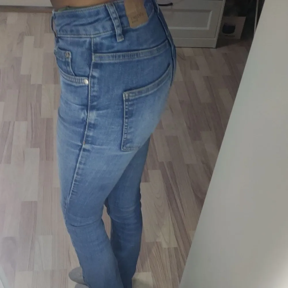 Säljer ett par snygga blå bootcut jeans. Finns ett litet hål vid fickan men går nog enkelt att laga. . Jeans & Byxor.