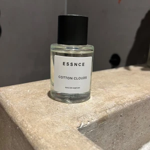 Essnce parfym  - Parfym från Essnce i doften cotton cloudes. Enbart testat vid ett tillfälle, så inprencip helt ny. Väldigt fräsh doft som luktar nytvättat/sköljmedel. 