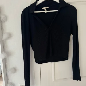 Svart långärmad topp - Säljer denna topp från hm med krage då den ej kommer till användning längre💕