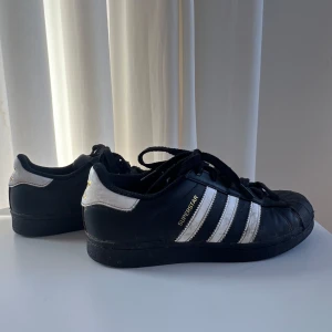 Adidas superstar - Använder ej längre, är använda och smutsiga men inget som inte går att tvätta bort💕 ny pris 779kr