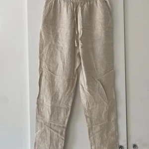 Linnebyxor - Linnebyxor från hm i storlek S. Använda en gång så i nyskick. 50kr + frakt. Säljer billigt då jag vill bli av med dem🤗💕