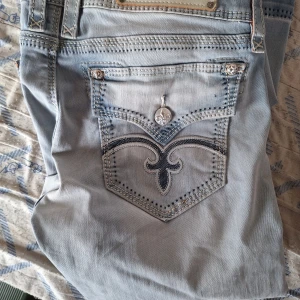 Bootcut rock revival jeans - Tvärr sköna rocks som sitter bootcut med breda benöppningar