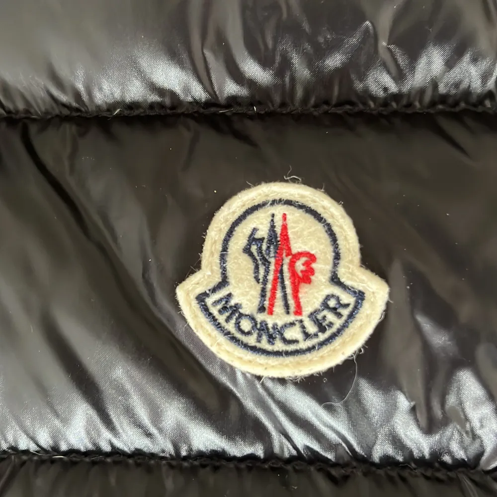 Säljer en snygg och stilren svart dunväst från Moncler. Västen har en quiltad design med dragkedja framtill och två praktiska fickor med dragkedjor. Perfekt för kyliga höst- och vårdagar. Moncler-loggan är snyggt placerad på bröstet. Västen är i nyskick och redo för nya äventyr!. Jackor.