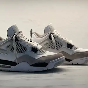 Air Jordan 4s stl 44. Skick 8,5/10. De e använda i cirka en månad. 