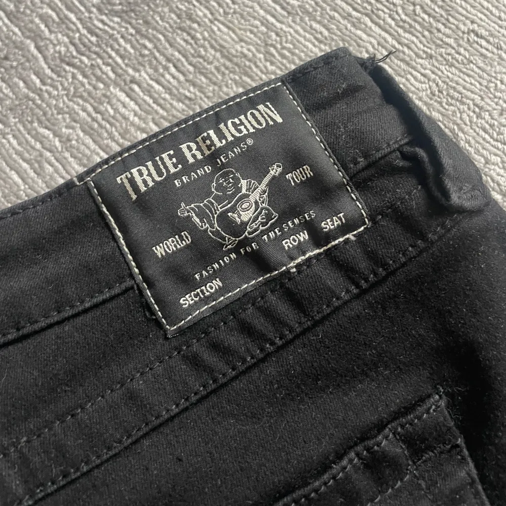 Säljer mina svarta true region jeans då jag köpte in två i olika storlekar. Aldrig använda så de är i nytt skick! Super sköna och snygg🌸 Storlek 29. Ordinarie pris 1299. Jeans & Byxor.