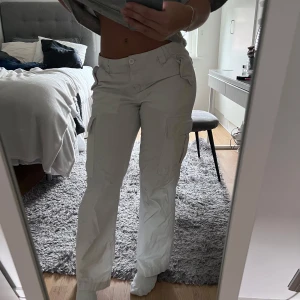 Vita cargo pants -  Säljer mina gamla cargo pants från Hm, använt ett par gånger men inga fläckar eller annat. Storlek 36 och de har ett justerbart snöre i midjan! (Midjestorlek= ca 80cm) de har även 6 användbara fickor men knapp!🫶🏼🎀  Pris kan diskuteras!🎀🩷