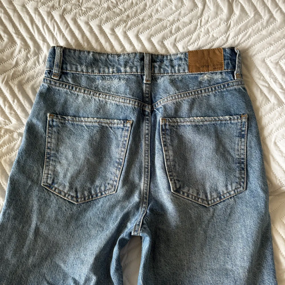 Ett par blåa raka jeans från Gina tricot i storlek 34. Använt någon enstaka gång. Fler bilder eller frågor kan tas privat ☺️🩵. Jeans & Byxor.