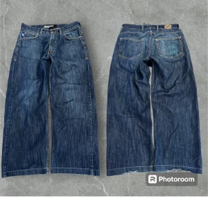 Baggy Smokestory Jeans - Riktigt coola baggy jeans💯 Super rare och sitter svinballt‼️🔥 De är i toppskick bara lite skvada på benöppningen‼️ Om du vill ha måtten skriv privat✍️