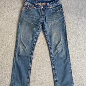 Retro True religon jeans i storlek 34 som är i jättebra skick. Använt ett fåtal gånger!   Kollar egentligen bara efterfrågan och priset är inte satt i sten. Så om du är intresserad men tvekar kring pris så är det värt att hojta till ändå!:)