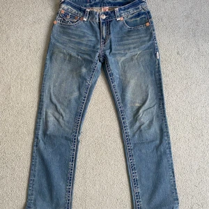 True Religion jeans - Retro True religon jeans i storlek 34 som är i jättebra skick. Använt ett fåtal gånger!   Kollar egentligen bara efterfrågan och priset är inte satt i sten. Så om du är intresserad men tvekar kring pris så är det värt att hojta till ändå!:)