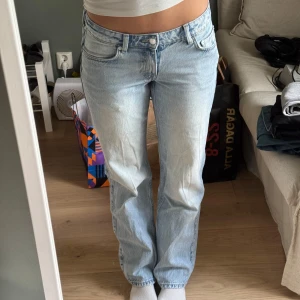 Lågmidjade raka jeans  - Säljer mina Weekday jeans i modellen ”Arrow” ☺️då jag inte använder dem. De är i väldigt bra skick. Jag är 168 cm lång☺️🩷