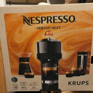 Splitter ny ouppackad kapselmaskin  - Kapselmaskin för kaffe, helt orörd endast öppnad och tittad på, men har ingen plats för den här hemma så den får leta ett nytt hem  inköpt för 1200:- 