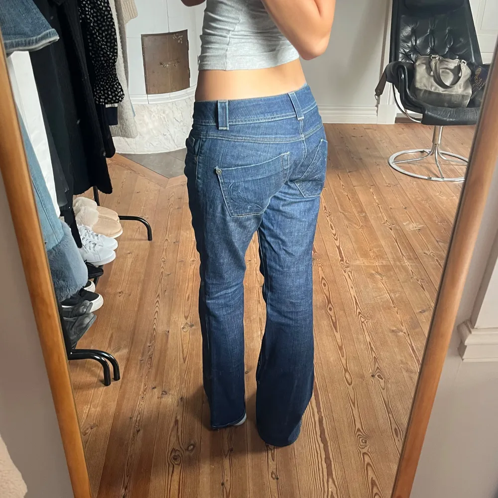 Midjemått( rätt över): 42cm  Inerbenslängd: 75cm   Köp dem via ”KÖP NU” eller Swish  Modellen är 170 cm, inga defekter 💕. Jeans & Byxor.