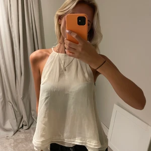 Vit crewneck topp  - Säljer en superfin vit crewneck topp från Zara storlek S. Toppskick!💘