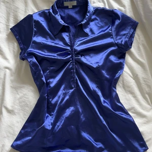 Topp - As snygg figursydd skjorta i satin🍒 tyvärr för liten för mig så har inga bilder på