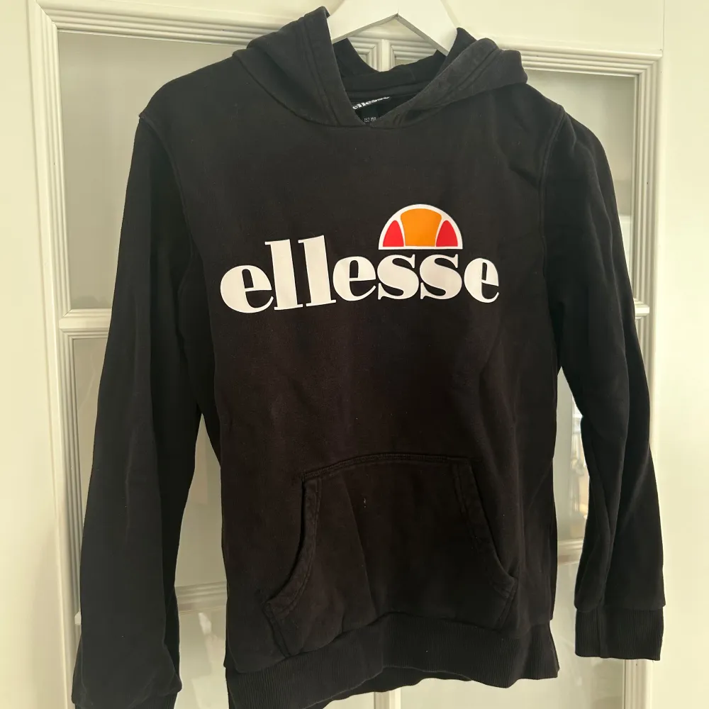 Ellesse hoodie, helt okej skick i storlek 152-158, hör av er vid frågor eller intresse!🩷 30kr. Hoodies.